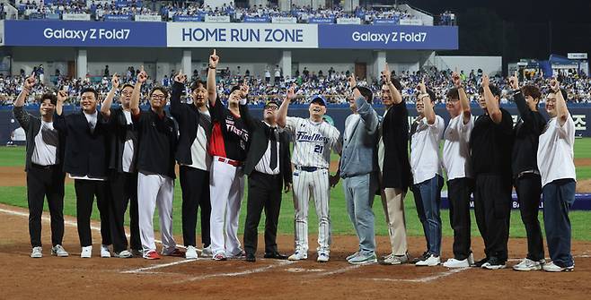 30일 대구 삼성라이온즈파크에서 열린 삼성의 마무리투수 오승환의 은퇴식에서 82년생 프로야구 선수 출신 친구들인 추신수, 김태균, 이대호, 정근우, 김강민 등이 은퇴를 축하하며 마운드에서 오승환의 세리머니를 함께하고 있다. 사진 | 대구=연합뉴스
