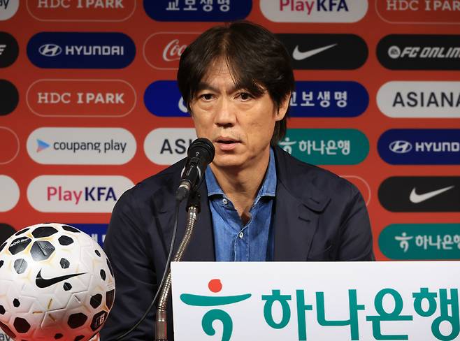 10월 소집명단 발표하는 홍명보 감독

    (서울=연합뉴스) 최재구 기자 = 홍명보 축구 국가대표팀 감독이 29일 서울 종로구 축구회관에서 축구국가대표팀 친선경기 10월 소집명단을 발표하고 기자의 질문에 답하고 있다.  2025.9.29