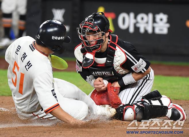 29일 대전 한화생명볼파크에서 열린 LG-한화전. 3회말 2사 2루 노시환의 안타 때 문현빈이 홈으로 쇄도했다. 심판은 아웃을 선언했지만, 비디오판독에 의해 세이프로 정정됐다. 박동원의 공이 미트에서 빠져있다. 사진=정재근 기자 cjg@sportschosun.com