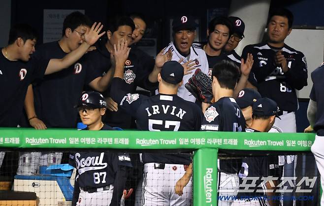 30일 잠실구장에서 열린 LG 트윈스와 두산 베어스의 경기. 6회말 1사 1,2루 두산 콜어빈이 마운드에서 내려오며 하이파이브를 나누고 있다. 잠실=박재만 기자 pjm@sportschosun.com/2025.09.30/