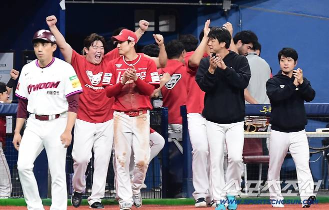 30일 서울 고척돔에서 열린 KBO리그 키움과 SSG의 경기. SSG가 키움에 승리했다. 정규시즌 3위를 확정한 SSG 선수들이 기뻐하고 있다. 고척=송정헌 기자songs@sportschosun.com/2025.09.30/