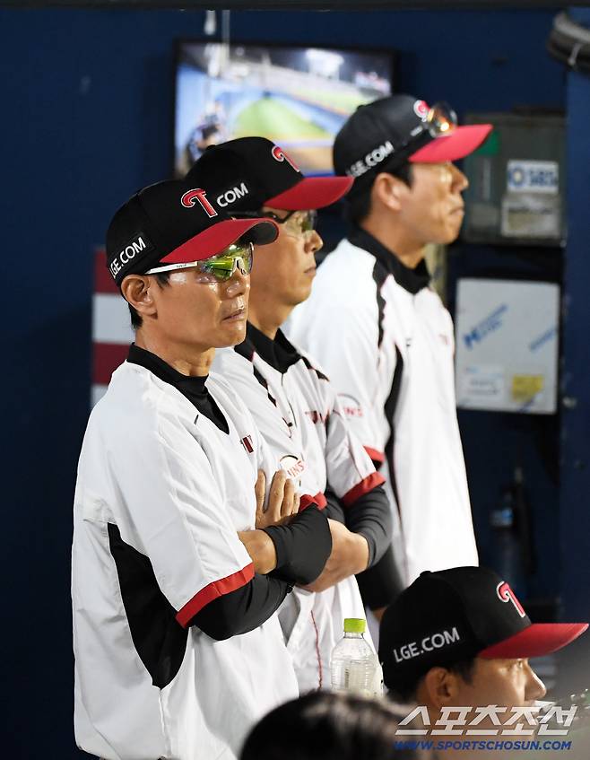 30일 잠실구장에서 열린 LG 트윈스와 두산 베어스의 경기. 패한 LG 염경엽 감독이 아쉬워하고 있다. 잠실=박재만 기자 pjm@sportschosun.com/2025.09.30/