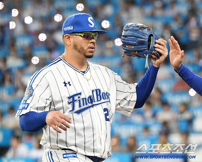 30일 대구 라이온즈파크에서 열린 KIA-삼성전. 7회까지 무실점으로 호투한 후라도가 환영받고 있다. 대구=정재근 기자 cjg@sportschosun.com/2025.9.30/