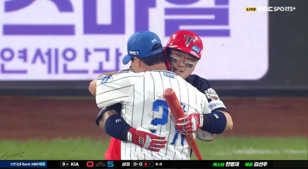 오승환과 포옹하는 최형우. ⓒMBC스포츠 플러스 중계화면 캡처