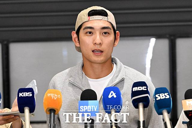 '바람의 손자' 이정후가 미국프로야구 메이저리그(MLB) 2025 시즌을 마치고 30일 오후 인천국제공항을 통해 귀국해 취재진의 질문에 답하고 있다. /인천국제공항=남용희 기자