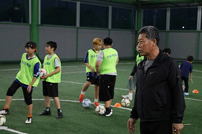 아이들을 지도 중인 이오현 코치