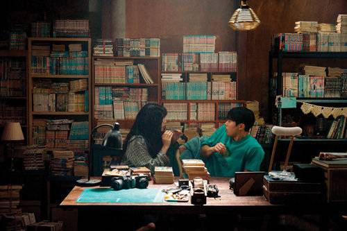 ‘고백의 역사’는 열아홉 살 소녀 박세리 (신은수)가 고백을 앞두고 콤플렉스인 악성 곱슬머리를 펴기 위한 작전을 짜던 중 전학생 한윤석(공명)과 얽히며 벌어 지는 이야기를 담았다.