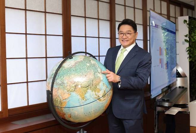 구자균 한국산업기술진흥협회장이 아시아경제와 인터뷰하며 지구본 앞에서 포즈를 취하고 있다. LS일렉트릭