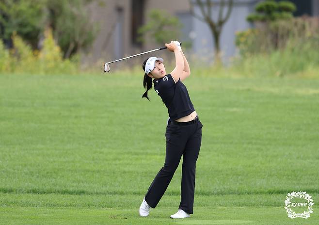9월 20일 인천 청라 베어즈베스트 청라GC에서 열린 하나금융그룹 챔피언십 3라운드 4번홀에서 유현조가 아이언샷을 하고 있다. /KLPGA