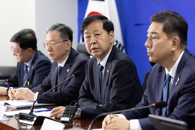 구윤철 경제부총리 겸 기획재정부 장관이 30일 서울 여의도 국회에서 열린 '경제형벌 민사책임 합리화 당정협의'에서 모두발언하고 있다. /뉴스1