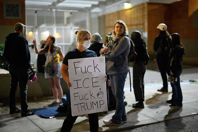 미국 오리건주 포틀랜드 ICE 시설 앞 시위대./AFP 연합뉴스