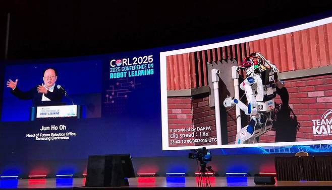 오준호 삼성전자 미래로봇추진단장이 30일 서울 강남구 코엑스에서 열린 '2025 로봇 학습 콘퍼런스(CoRL)'에서 기조연설을 하고 있다. /뉴스1