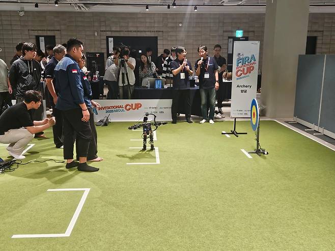 서울AI로봇쇼 ‘휴머노이드 로봇 스포츠대회’에서 로봇 양궁 경기가 열리고 있다. /박용선 기자
