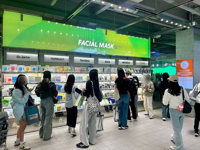 30일 오전 CJ올리브영 명동타운점에 고객들이 스킨케어 제품을 둘러보고 있다.ⓒ데일리안 이나영 기자