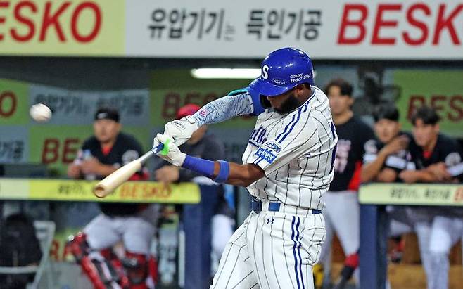 30일 대구 삼성라이온즈파크에서 열린 2025 신한 SOL 뱅크 KBO리그 KIA 타이거즈와 삼성 라이온즈의 경기, 1회말 1사 주자 1,3루 상황에서 삼성 디아즈가 스리런 홈런을 치고 있다. ⓒ 뉴시스