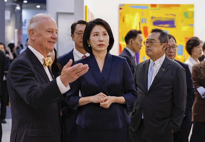이재명 대통령 부인 김혜경 여사가 3일 서울 강남구 코엑스에서 열린 국내최대 아트페어 ‘키아프 서울(Kiaf SEOUL)’을 찾아 전시를 둘러보고 있다. (공동취재) 2025.09.03 뉴시스