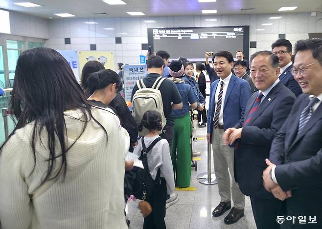 30일 강원 양양국제공항에서 김진태 강원도지사(오른쪽에서 세 번째)와 이병선 속초시장(오른쪽에서 두 번째) 등이 이날 취항한 파라타항공의 양양~제주 정기노선 탑승객들을 환송하고 있다. 강원도 제공