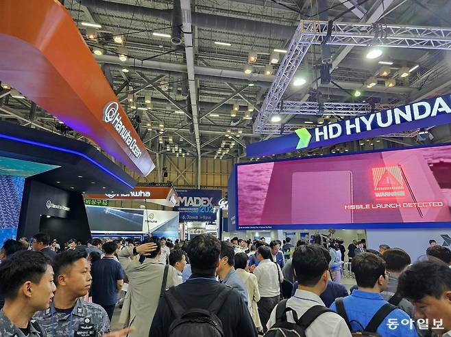2023년 6월 부산 해운대구 벡스코에서 개최된 제13회 국제해양방위산업전(마덱스·MADEX 2023)에서 HD현대와 한화오션의 부스가 나란히 마주보며 설치됐다. 동아일보DB