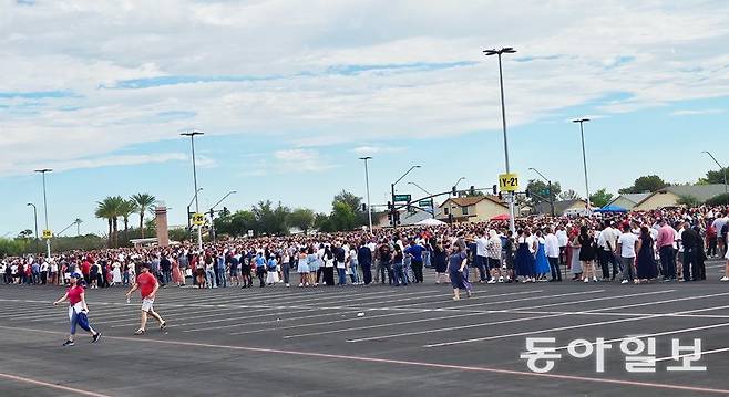 지난달 21일(현지 시간) 미국 애리조나주 글렌데일의 ‘스테이트팜 스타디움’ 인근의 모습. 이날 스테이트팜 스타디움에선 청년 보수 활동가 찰리 커크 터닝포인트USA 대표의 추모식이 열렸다. 대부분의 참석자들은 트럼프 대통령 지지자로, 추모식 내내 이어진 ‘미국 우선주의’, ‘진보 진영 비판’ 등의 메시지에 환호했다. 사실상 트럼프 대통령의 핵심 지지층인 마가(MAGA·미국을 다시 위대하게) 진영의 결집을 위한 행사였다. 글렌데일=신진우 특파원 niceshin@donga.com
