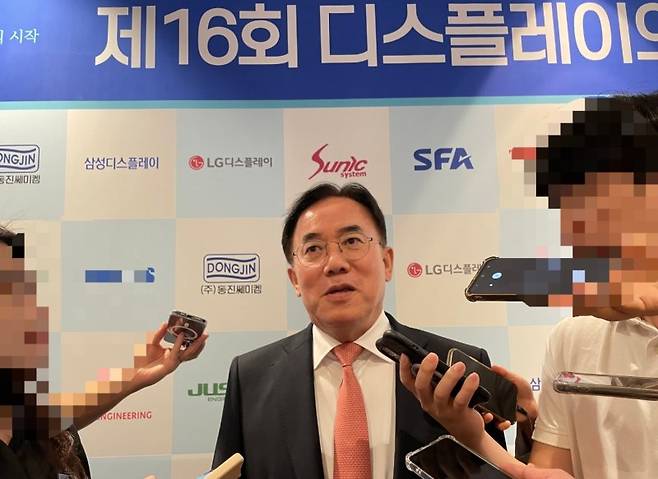 정철동 LG디스플레이 대표이사 사장이 지난 26일 서울 송파구 롯데호텔월드에서 열린 '제16회 디스플레이의 날 기념식'에 참석하기 전 기자들의 질문에 답하고 있다. 뉴스1