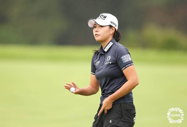 성유진이 지난 13일 경기 포천아도니스CC에서 열린 'OK저축은행 읏맨 오픈' 2라운드 11번홀에서 버디 성공 후 홀아웃하고 있다. 뉴스1