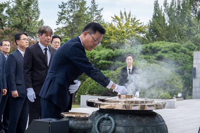 손재일 한화에어로스페이스 한화시스템 대표가 지난 29일 국립서울현충원에서 호국영령을 참배하고 있다. 한화에어로스페이스 제공