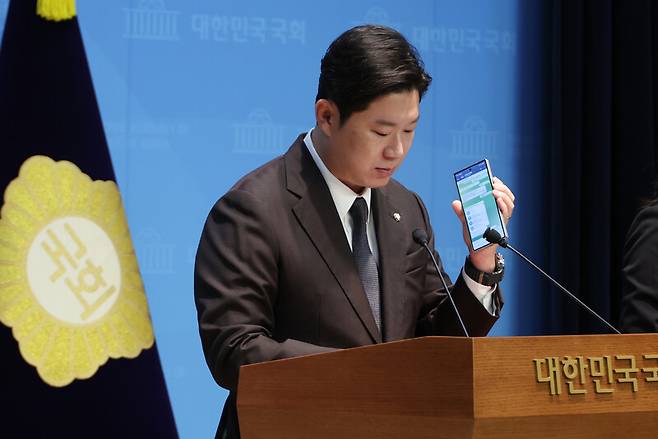 진종오 국민의힘 의원이 30일 서울 여의도 국회 소통관에서 더불어민주당의 특정 종교단체 신도를 동원한 권리당원 조작 시도 의혹을 폭로하며 제보 통화 녹취를 공개하고 있다. 연합뉴스