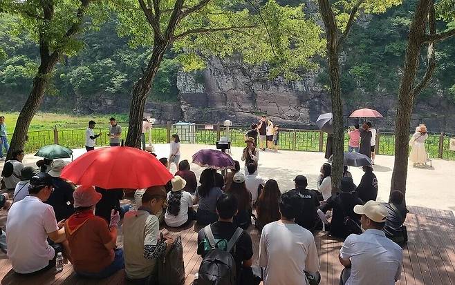 울산 ‘반구천의 암각화’가 유네스코 세계유산으로 등재된 이튿날인 2025년 7월13일 울주군 대곡리 반구대 암각화 전망대에서 방문객들이 문화관광해설사의 설명을 듣고 있다. 연합뉴스