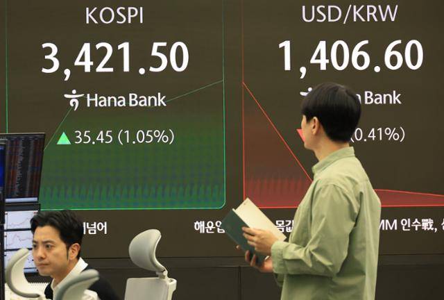 29일 서울 중구 하나은행 본점에서 직원들이 증시와 환율을 모니터링하고 있다. 이날 코스피는 오전 9시 3분 현재 전장보다 36.11포인트(1.07%) 오른 3,422.16에 거래되고 있다. 연합뉴스