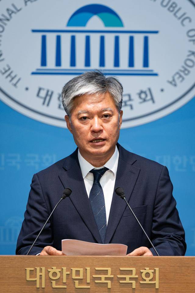 지귀연 판사 룸살롱 접대 의혹을 더불어민주당에 최초 제보한 정의찬 민주당 원내대표 정무실장이 30일 서울 여의도 국회 소통관에서 지귀연 판사 교체 및 고위공직자범죄수사처의 신속한 수사를 촉구하는 기자회견을 하고 있다. 뉴스1