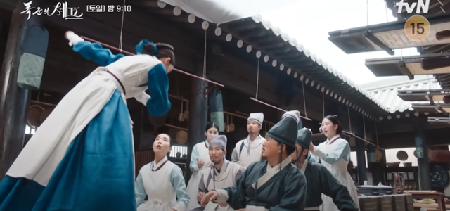 드라마 '폭군의 셰프'에서 만취한 대령숙수 연지영이 수라간 숙수들 앞에서 서태지와 아이들 '컴백홈'을 부르며 춤을 추고 있다. tvN 유튜브 캡처