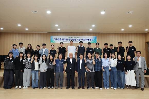 무주군 새내기 공무원들이 화이팅을 외치고 있다. [사진=무주군 ]