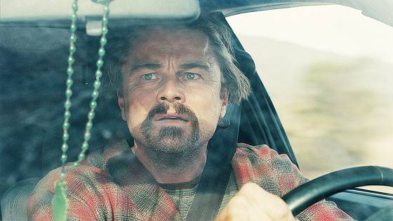 영화 '원 배틀 애프터 어나더'의 밥(리어나도 디캐프리오)은 납치된 딸 윌라(체이스 인피니티)를 구하기 위해 위험한 추격에 나선다. 사진 워너브러더스