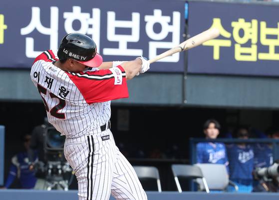 (서울=뉴스1) 임세영 기자 = 29일 오후 서울 송파구 잠실야구장에서 열린 프로야구 '2022 신한은행 SOL KBO리그' 삼성 라이온즈와 LG 트윈스의 경기 4회말 무사 1,2루 상황 LG 이재원이 삼성 황동재를 상대로 3점 홈런을 치고 있다. 2022.5.29/뉴스1