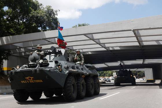 지난 20일 베네수엘라 카라카스 고속도로에서 군사 훈련을 하는 베네수엘라군 탱크. AFP=연합뉴스