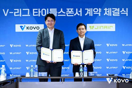 한국배구연맹, 진에어와 타이틀 스폰서 계약 체결   (서울=연합뉴스) 조원태 한국배구연맹 총재(왼쪽)가 30일 서울 마포구 한국배구연맹 대회의실에서 박병률 진에어 대표이사와 프로배구 V-리그 타이틀 스폰서 계약을 체결한 뒤 기념 촬영하고 있다. 2025.9.30 [한국배구연맹 제공. 재판매 및 DB 금지]   photo@yna.co.kr (끝)  〈저작권자(c) 연합뉴스, 무단 전재-재배포, AI 학습 및 활용 금지〉