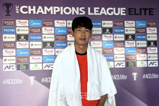 ▲ 강원FC 윤일록이 지난 29일 중국 쓰촨 청두 봉황산스포츠공원축구경기장에서 청두 룽청과 2025-2026 AFC 챔피언스리그 엘리트 리그 스테이지 동아시아 2차전을 앞두고 공식 훈련을 진행한 뒤 믹스트존 인터뷰에 임하고 있다. 한규빈 기자