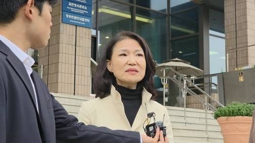 ▲ 30일 오후 정부과천청사에서 이진숙 방송통신위원장이 퇴근하며 소회를 밝히고 있다. 연합뉴스