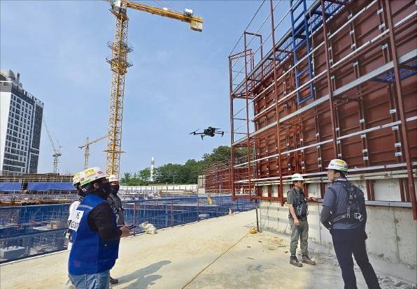 HDC현대산업개발 직원들이 시공 현장에서 드론을 활용해 공사 현장을 관리하고 있다. /HDC현대산업개발 제공