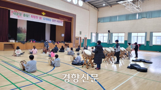2020년 충북 괴산군 장연면 장연초등학교 학생들이 방과후수업으로 국악수업을 받고 있다. 이 학교는 전교생 10명으로 분교위기에 놓여있다가 마을 주민들이 외지인 등을 유치하는 노력으로 분교위기에서 벗어났다. 경향신문 자료사진