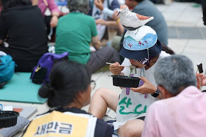 ‘새 사람 행진단’이 주휘씨와 동료들이 만든 콩국수를 먹고 있다.