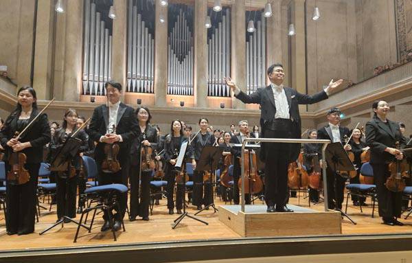 부산시립교향악단이 지난 25일(현지시간) 독일 뮌헨의 공연장인 헤라클레스홀에서 현대음악 축제 ‘무지카 비바’의 개막 공연을 펼친 뒤 관객 환호에 답례하고 있다.