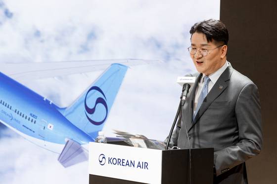 Walter Cho, CEO and Chairman of Korean Air, introduces about the company's new logo and livery during a press conference at the company’s headquarters in Gangseo District, western Seoul, on March 11. [KOREAN AIR]