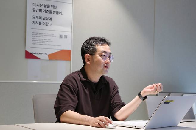 한샘 R&D 본부 유병걸 부장이 유로 키친에 대해 설명하고 있다. 한샘