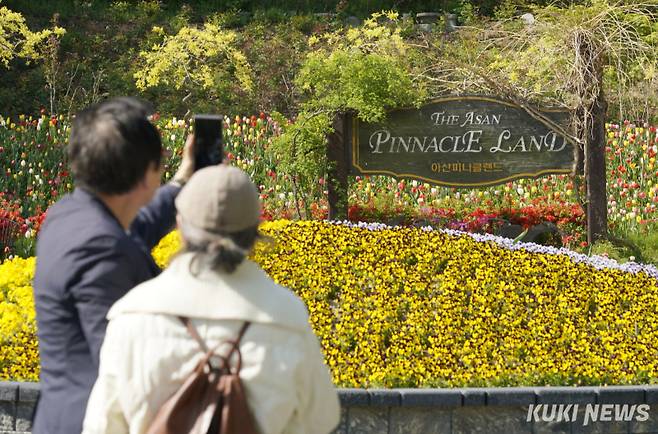 지난 4월 27일 충남 아산 피나클랜드를 찾은 관광객들이 사진을 찍고 있다. 박효상 기자