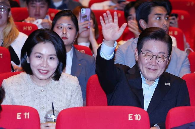 이재명 대통령과 김혜경 여사가 지난 20일 부산 해운대구 영화의전당에서 부산국제영화제 공식상영작 '극장의 시간들' 상영 전 관객에게 인사하고 있다. 연합뉴스