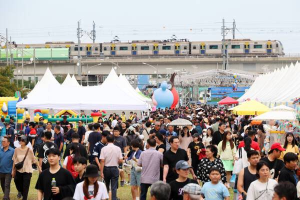 제25회 소래포구축제에 참여한 시민들이 각종 이벤트를 즐기고 있다. 인천 남동구 제공