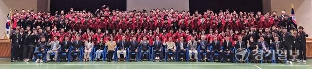 30일 열린 경기체고의 제106회 전국체육대회 결단식에 참석한 관계자 및 선수단이 기념촬영을 하고 있다. 임창만기자