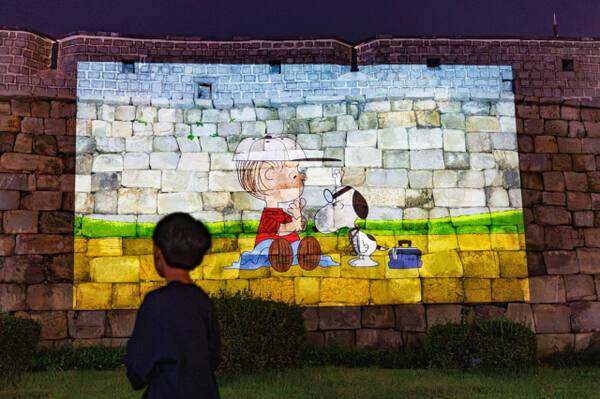 올해 미디어아트에서 피너츠사와 협업으로 수원화성 성벽에 스누피 캐릭터가 비춰지고 있다. 수원시 제공