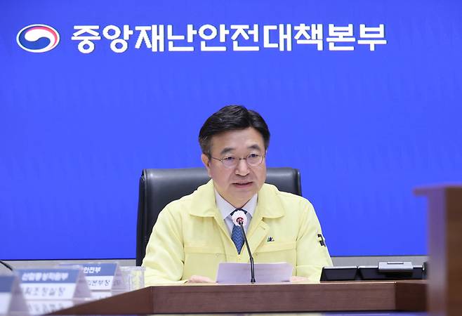 윤호중 행정안전부 장관이 30일 서울 종로구 정부서울청사에서 열린 국가정보자원관리원 행정정보 시스템 화재 관련 중앙재난안전대책본부 6차 회의에서 발언하고 있다. [사진 = 연합뉴스]